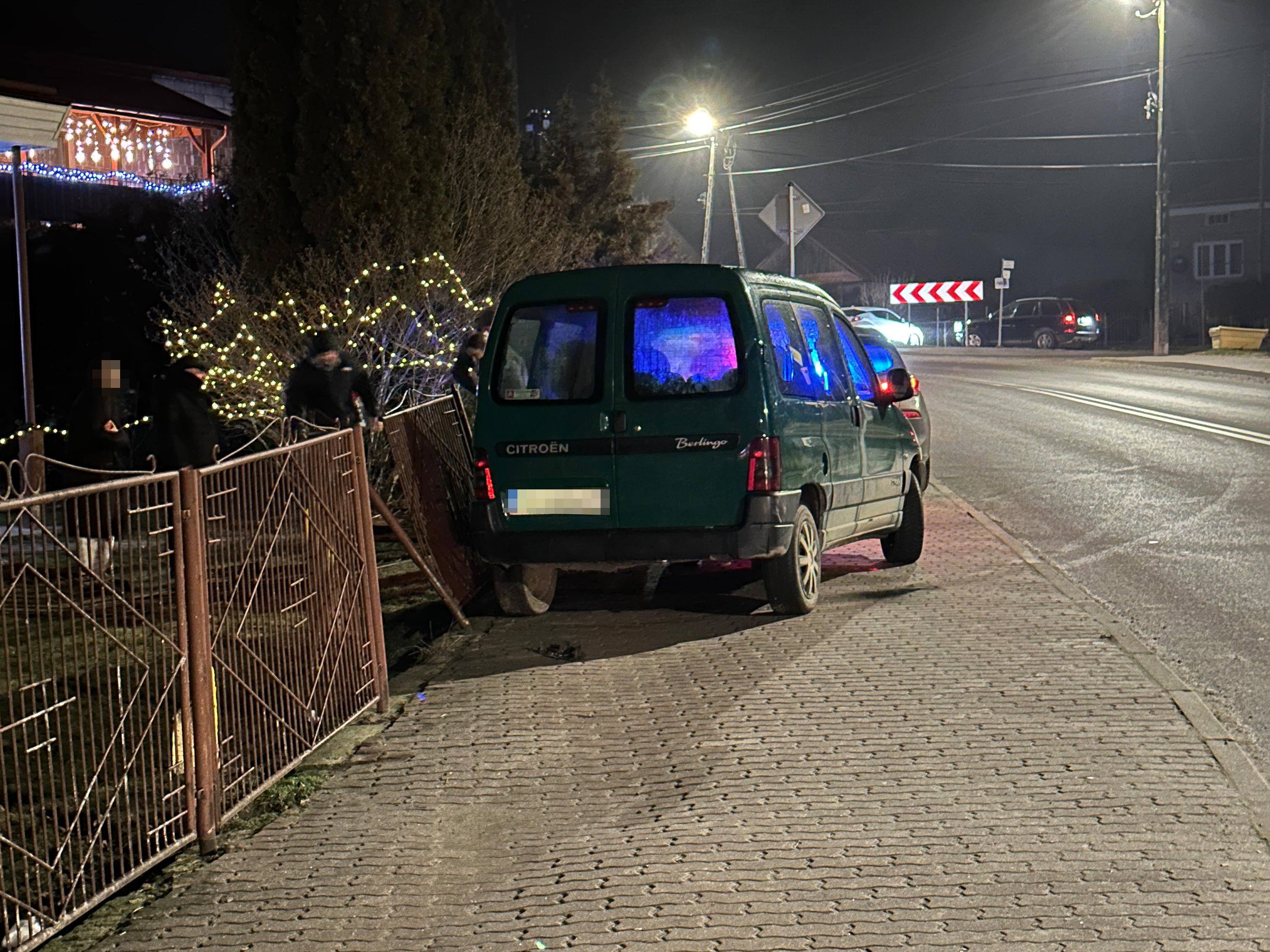 Kierowca wjechał w ogrodzenie w Oleszycach