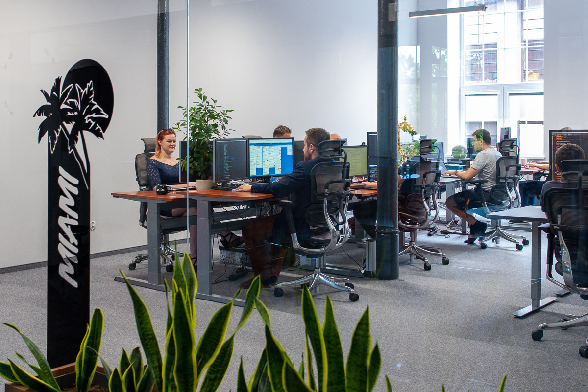 Jak wybrać software house do MVP, gdy nie masz benchmarku: 12 pytań, które odsiewają 90% ofert