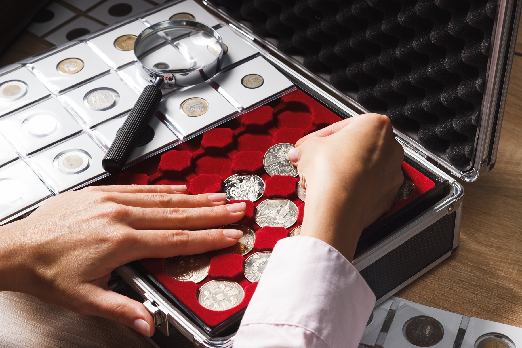 Fałszywe monety — naucz się jak je rozpoznać i uniknąć oszustwa