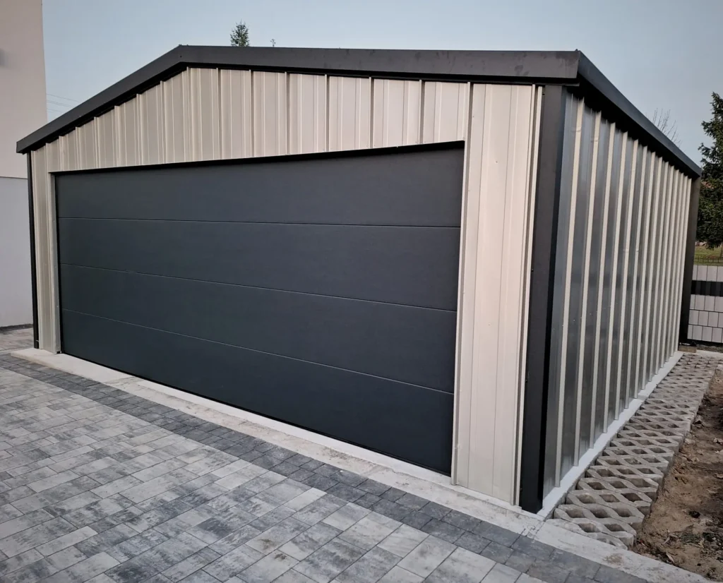 Garaże blaszane – ekonomiczna alternatywa garaży murowanych