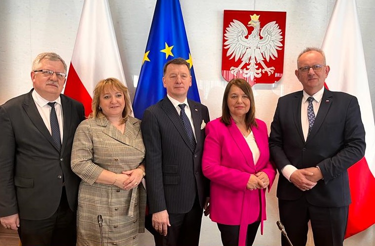 Teresa Pamuła została nową wiceprzewodniczącą Sejmowej Komisji Rolnictwa i Rozwoju Wsi (druga z prawej). Natomiast przewodniczącym tejże komisji został Leszek Galemba (w środku).