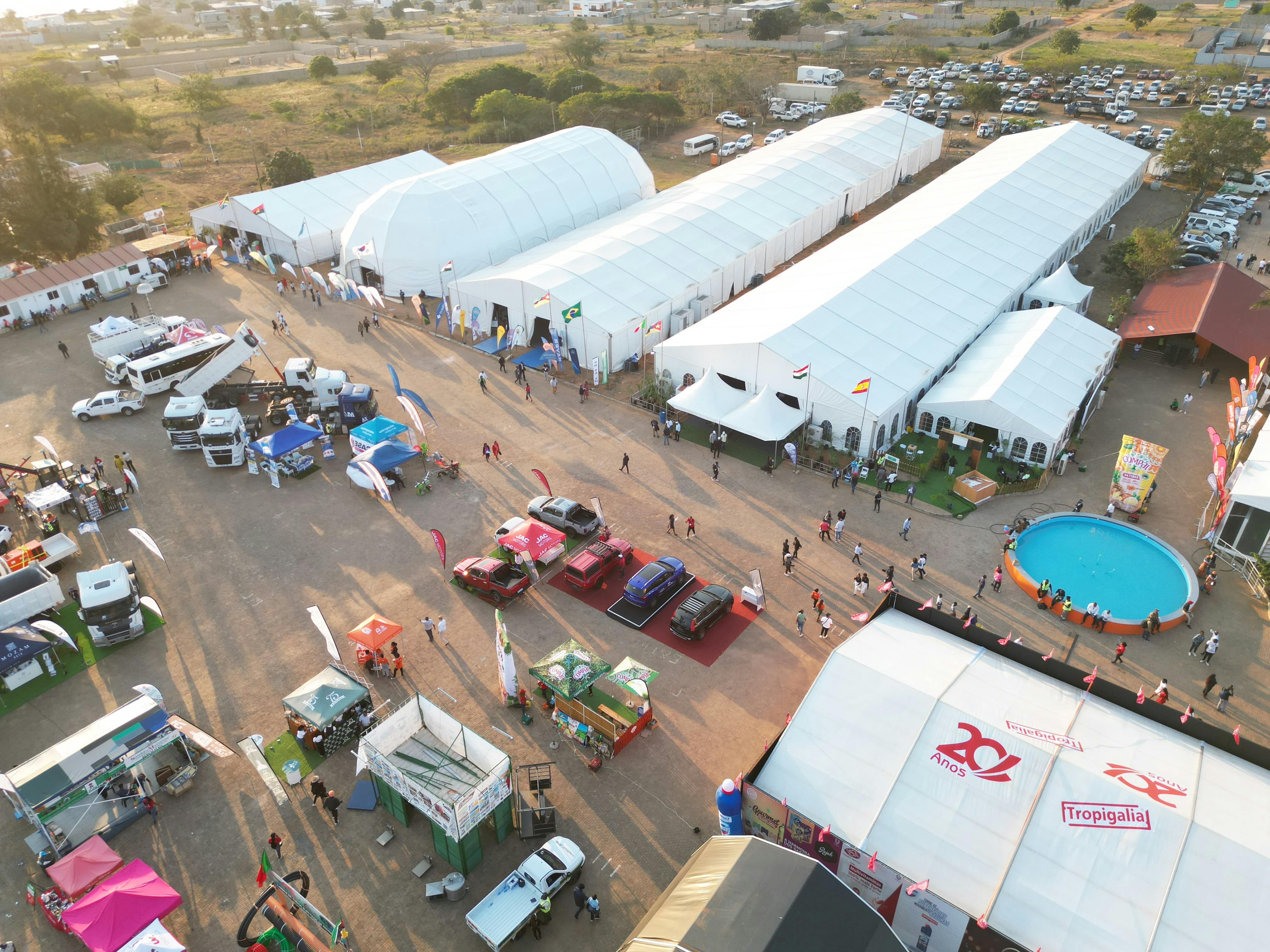 Flagi reklamowe – jak zaistnieć na zewnątrz?