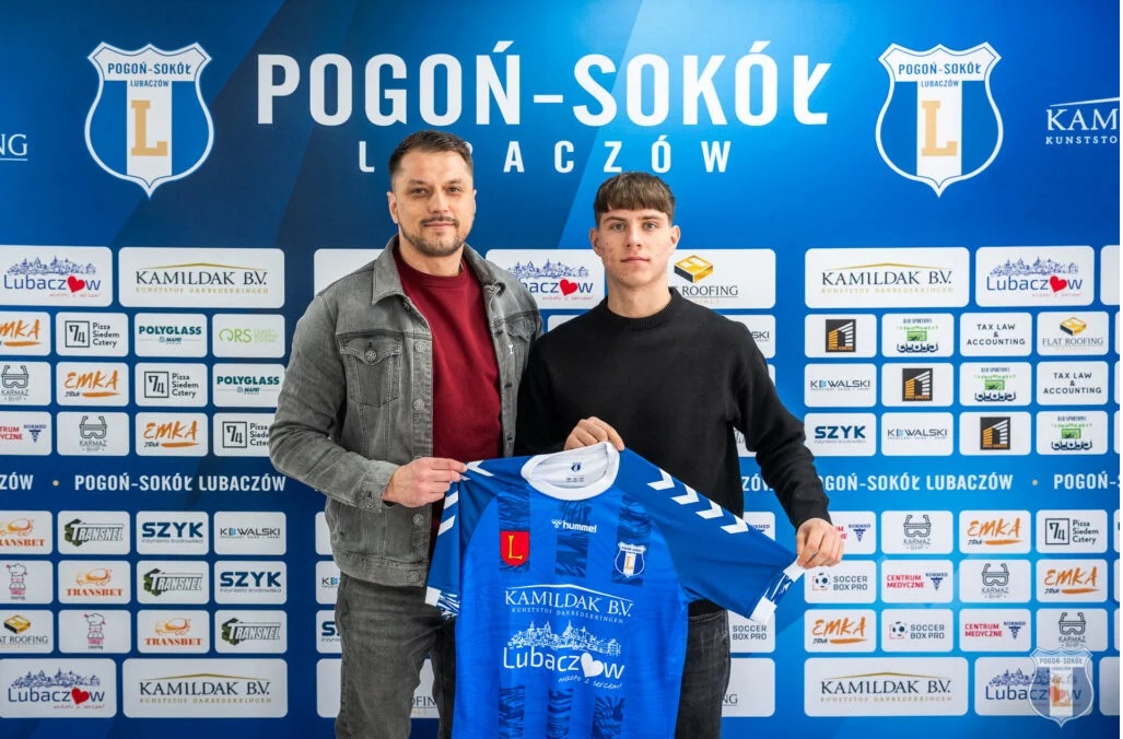 Prezes Pogoni-Sokoła Lubaczów Grzegorz Wróbel i nowy zawodnik Oliwier Pawlik fot. Pogoń-Sokół Lubaczów