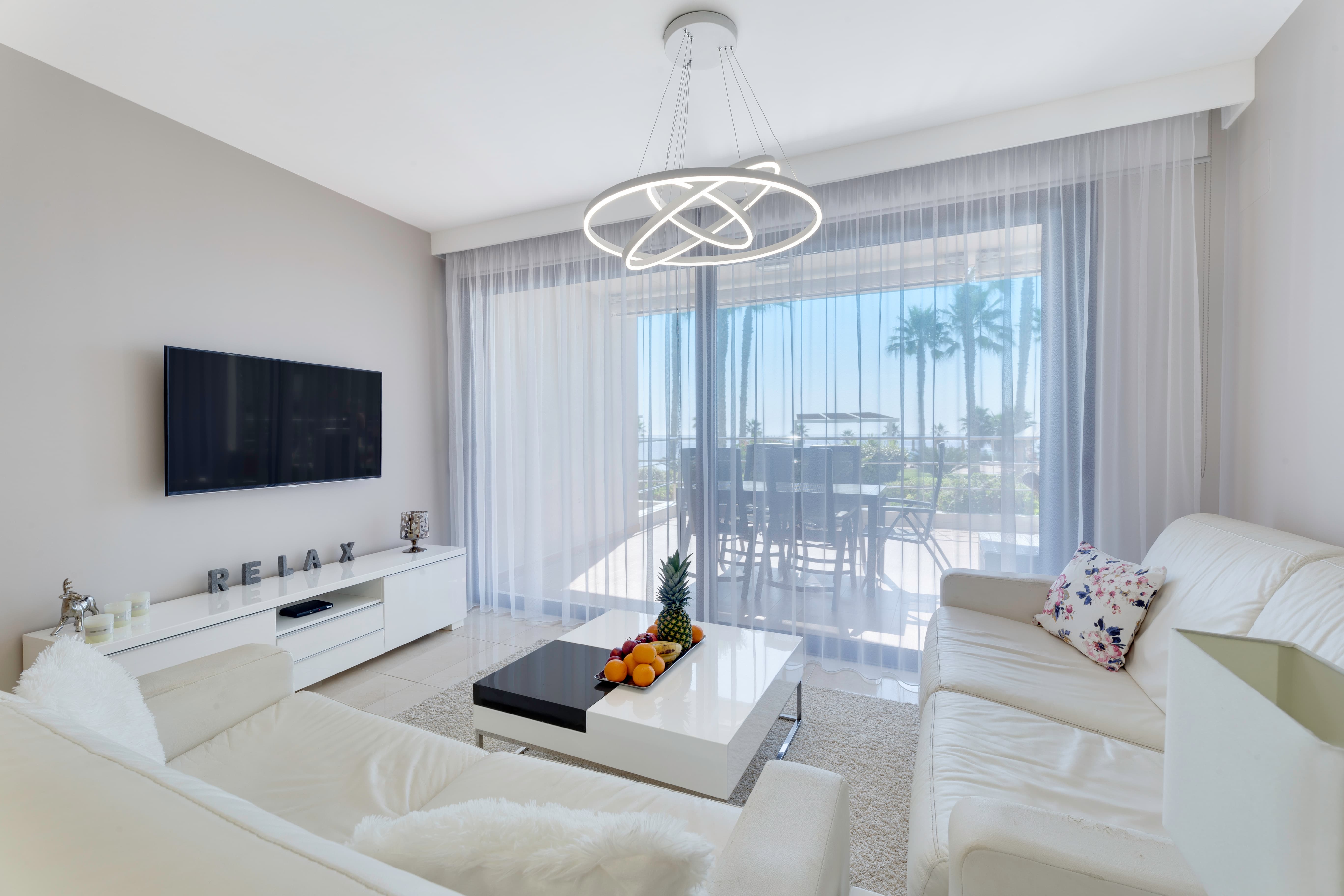 Jak dobrać oświetlenie do różnych pomieszczeń – od salonu po kuchnię