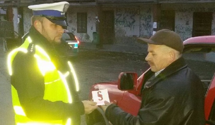 Policjanci wręczają kartę praw ofiar wypadków drogowych fot. KPP Lubaczów