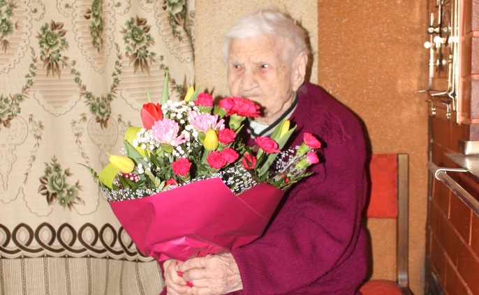 Pani Janina Winiarz obchodziła 103 urodziny fot. starydzikow.pl