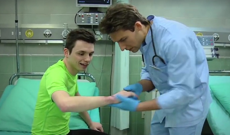 Absolwent LO w Lubaczowie Przemysław Górecki zagrał w serialu "Szpital"