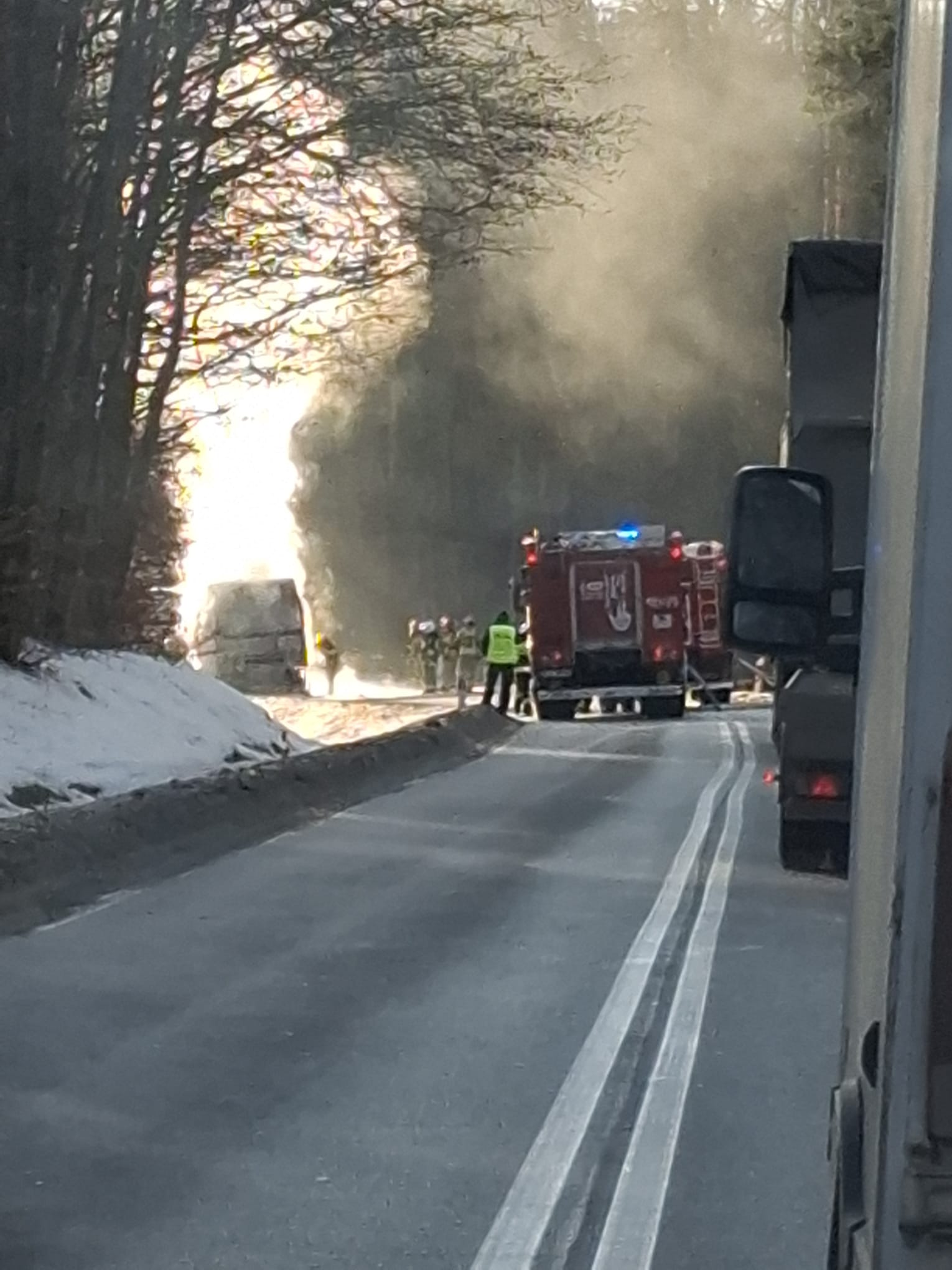 Pożar tira na drodze w kierunku Sieniawy fot. czytelnik ZLUBACZOWA.PL