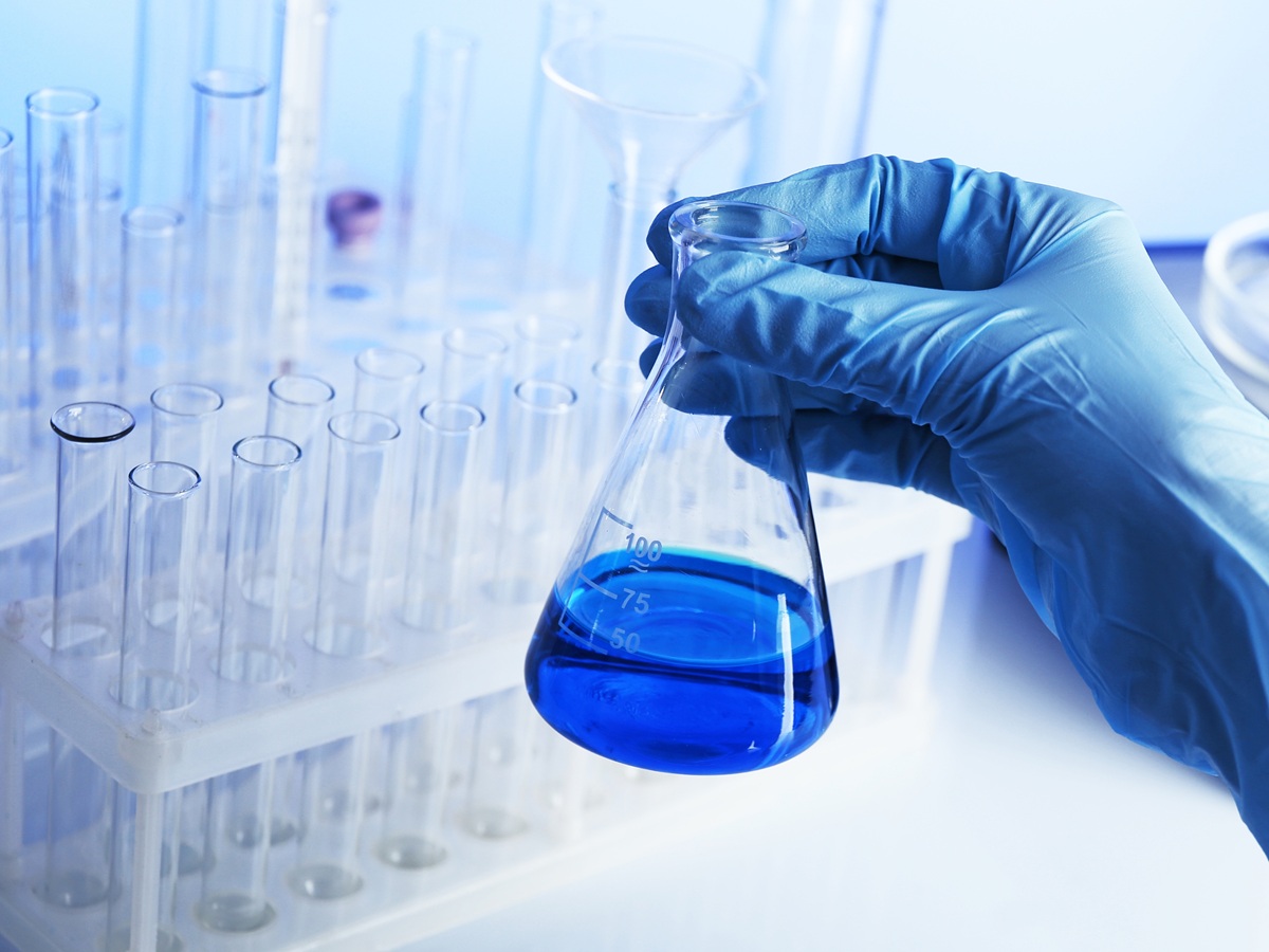 Rękawice nitrylowe vs lateksowe – jakie są różnice?