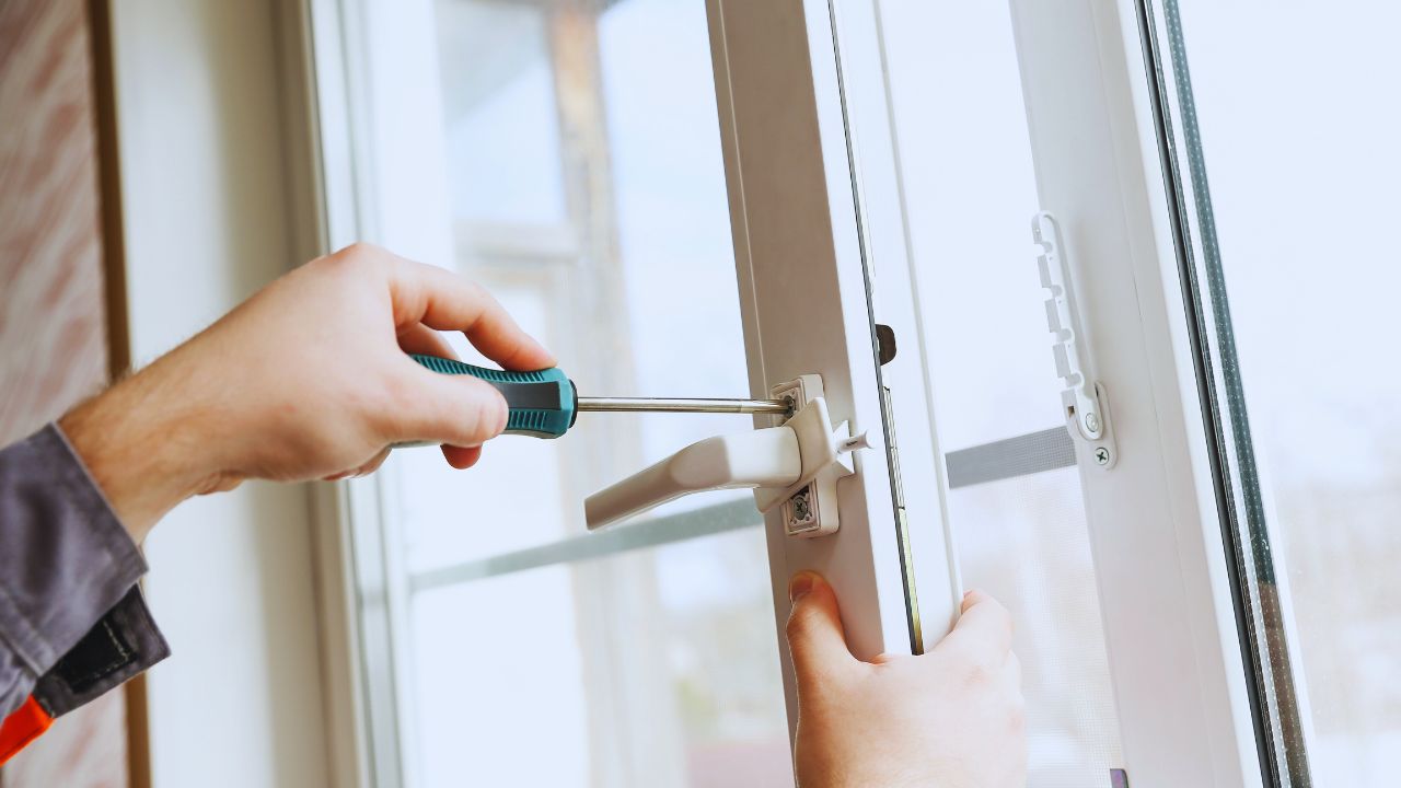 Serwis okien – kiedy warto skorzystać z profesjonalnej pomocy?