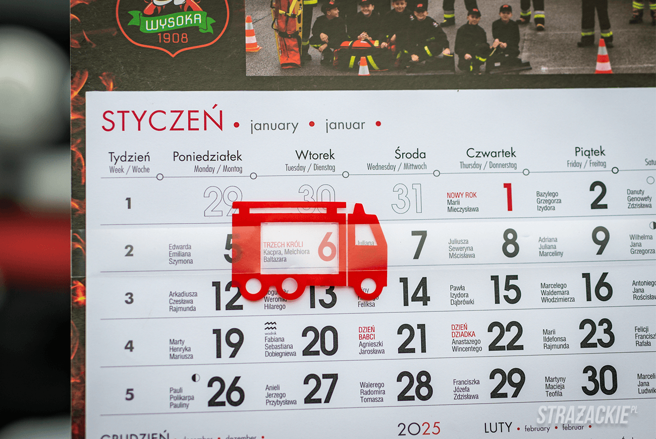 Zbliżenie kalendarium strażackiego z okienkiem datownika w kalendarzu ściennym OSP.