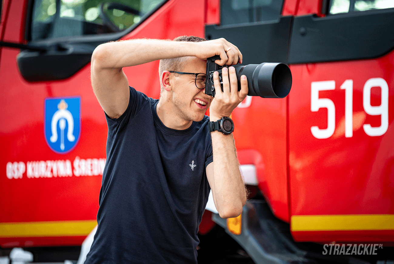 Fotograf wykonujący profesjonalne zdjęcia samochodu pożarniczego do projektu kalendarza OSP.