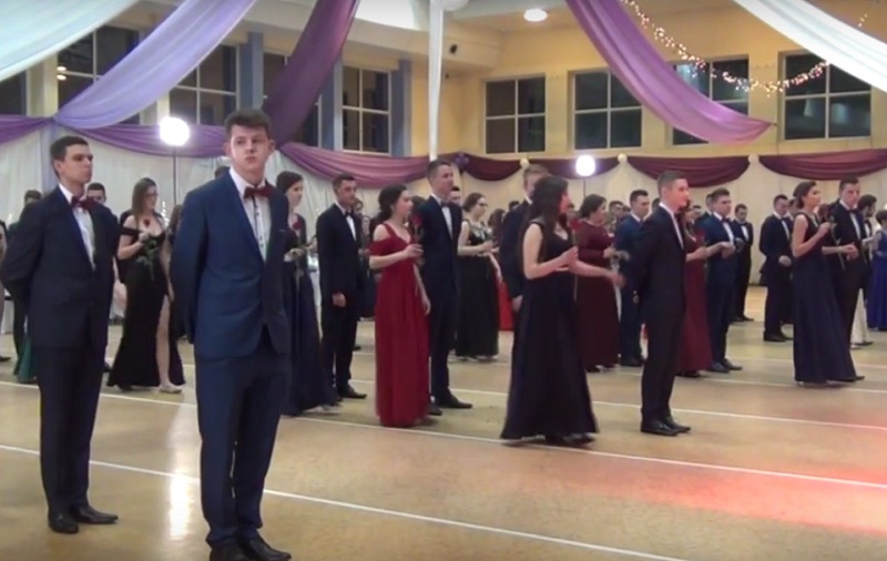 Zobacz, jak uczniowie Zespołu Szkół w Lubaczowie zatańczyli poloneza