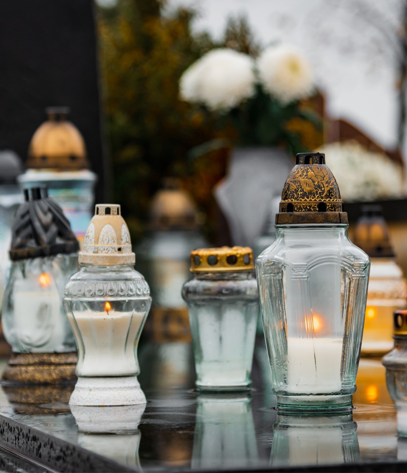 Znicze szklane – klasyka, której nie może zabraknąć na cmentarzu